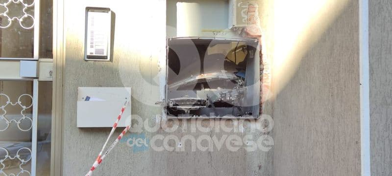 LESSOLO - Ancora un colpo della «banda della marmotta»: assaltato il bancomat in via Vittorio Veneto - FOTO