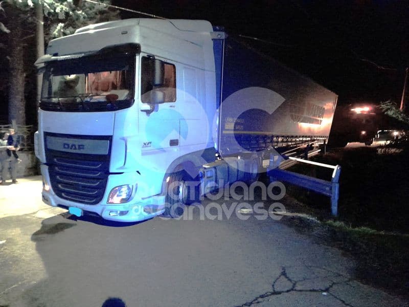VALPERGA - Camion si incastra a Braidacroce: l'autista ingannato dal navigatore satellitare - FOTO