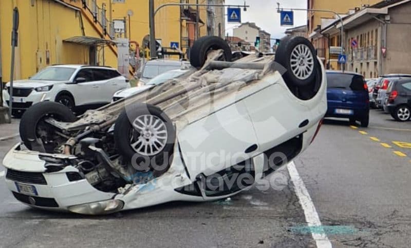 CHIVASSO - Perde il controllo dell'auto, sbatte contro un'altra macchina e si ribalta in mezzo alla strada: un ferito