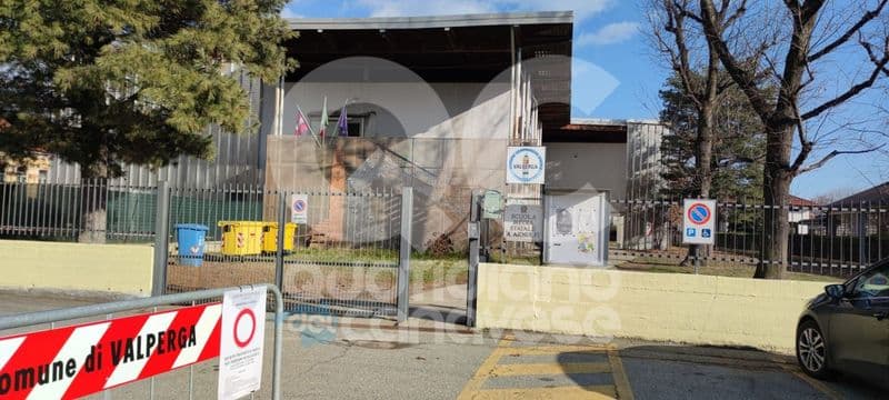 VALPERGA - Caldaia della scuola spenta e alunni rimandati a casa: genitori infuriati per il caos all'uscita