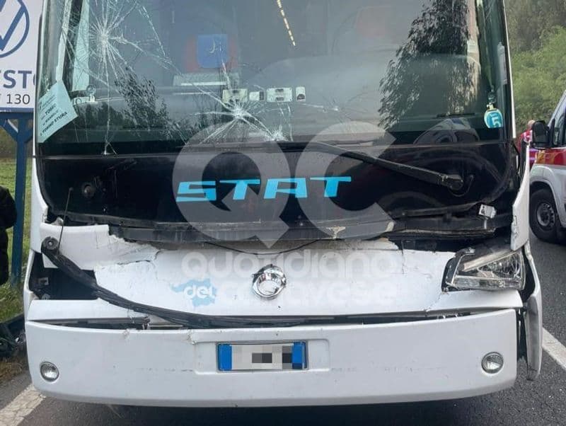 RIVAROLO CANAVESE - Bus sostitutivo della ferrovia Canavesana coinvolto in un incidente in strada della Cebrosa