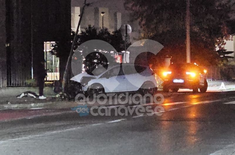 RIVAROLO CANAVESE - Auto contro palo della luce in corso Re Arduino alle prime luci dell'alba - FOTO