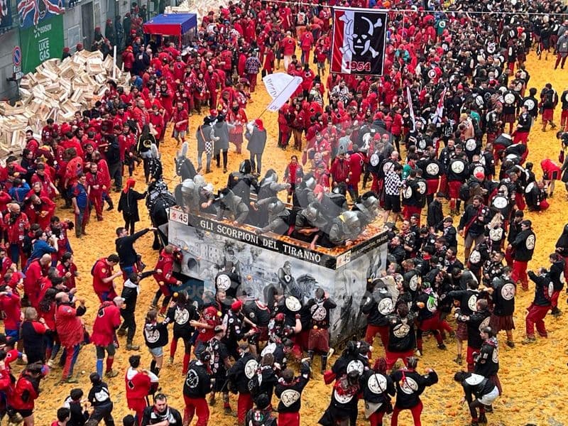 CARNEVALE IVREA - La battaglia delle arance regala spettacolo, la Mugnaia in scarpe rosse contro la violenza sulle donne - FOTO e VIDEO