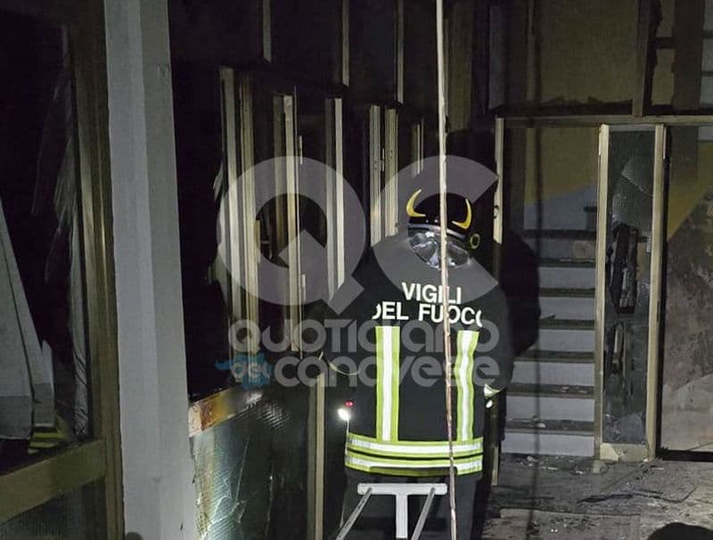 PIVERONE - Esplosione e incendio in una casa vicino al centro, una persona ferita
