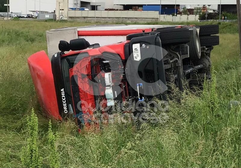 VALPERGA-BUSANO - Camion esce di strada e si ribalta sulla Rocchetta - FOTO