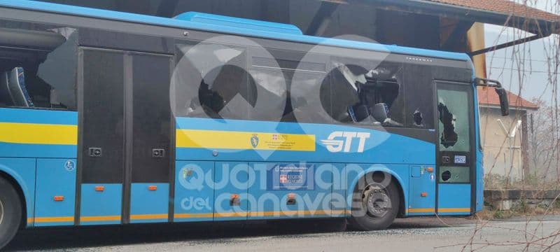 PONT CANAVESE - Pietre contro i pullman Gtt: presi gli autori. Sono un uomo e una donna di Cuorgnè - FOTO e VIDEO
