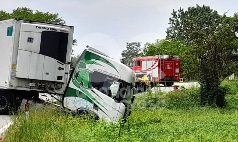 DRAMMA SULLA PROVINCIALE - 52enne di Volpiano muore al volante della propria auto nel frontale con un camion - FOTO