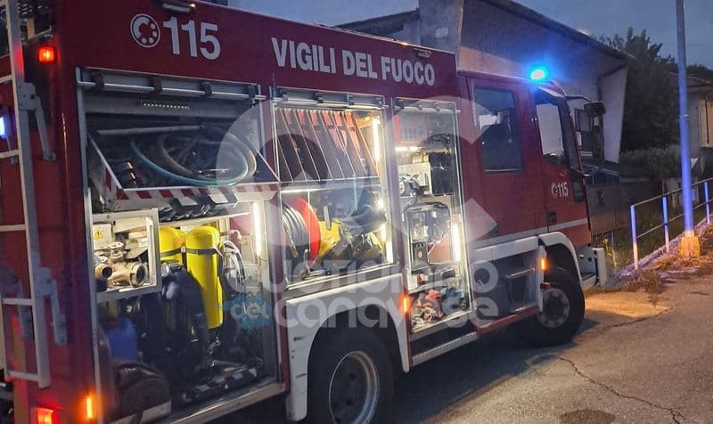 MERCENASCO - Accende il riscaldamento ma un nido di calabroni ostruisce il camino: provvidenziale intervento dei vigili del fuoco - FOTO