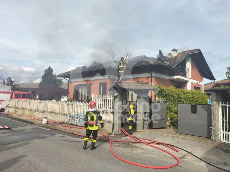 ROMANO CANAVESE - Incendio in una villetta, intervento in forze dei vigili del fuoco - FOTO