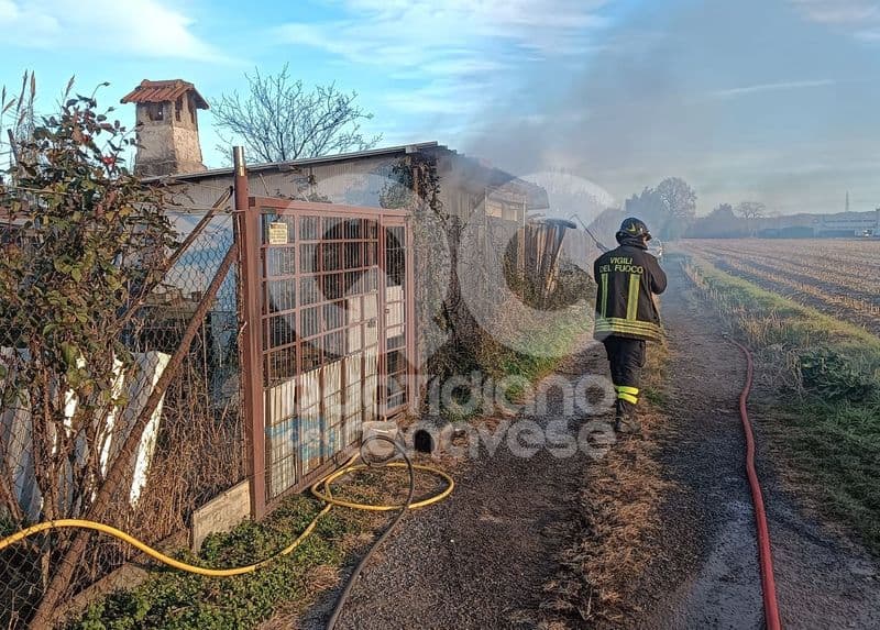 LEINI' - In fiamme una rimessa con dentro bombole Gpl, galline e un cane: tempestivo intervento dei vigili del fuoco - FOTO