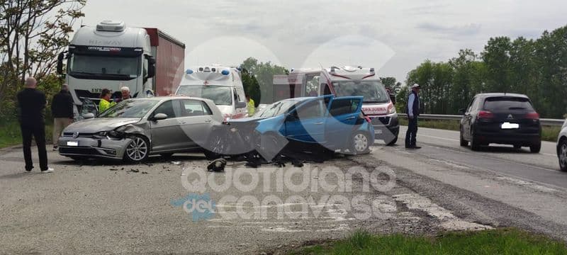 BAIRO - Incidente sulla pedemontana, due auto e un furgone coinvolti nello schianto - FOTO