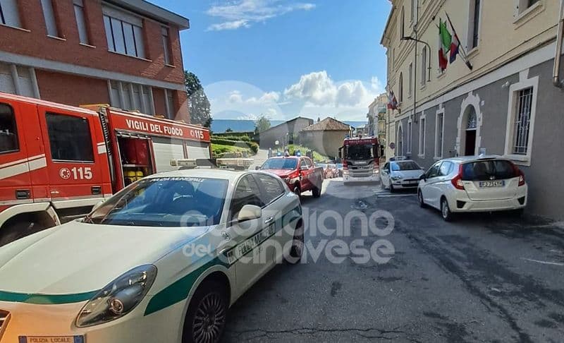 IVREA - Lancia bottiglie di vetro sui passanti, attimi di paura vicino al duomo - FOTO