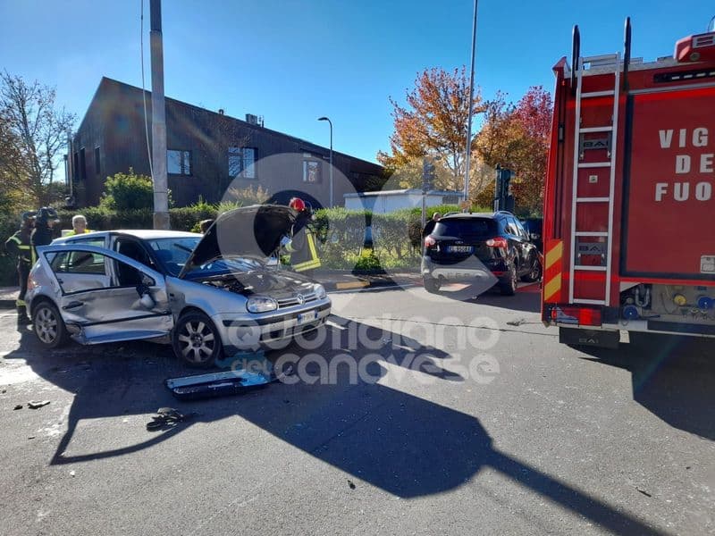 MONTALENGHE - Schianto tra due auto all'incrocio di via Roma: due donne ferite - FOTO