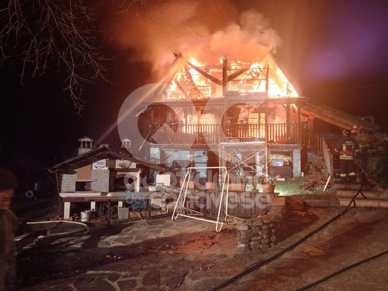 RUEGLIO - Un incendio scoppiato la notte di Natale ha distrutto una casa - FOTO