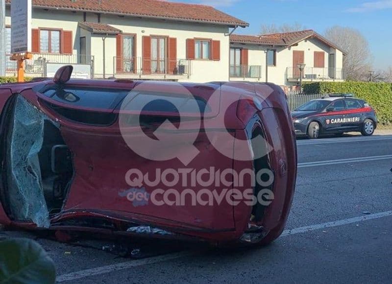 SAN MAURIZIO CANAVESE - Incidente in via Torino, auto ribaltata: due persone ferite - FOTO