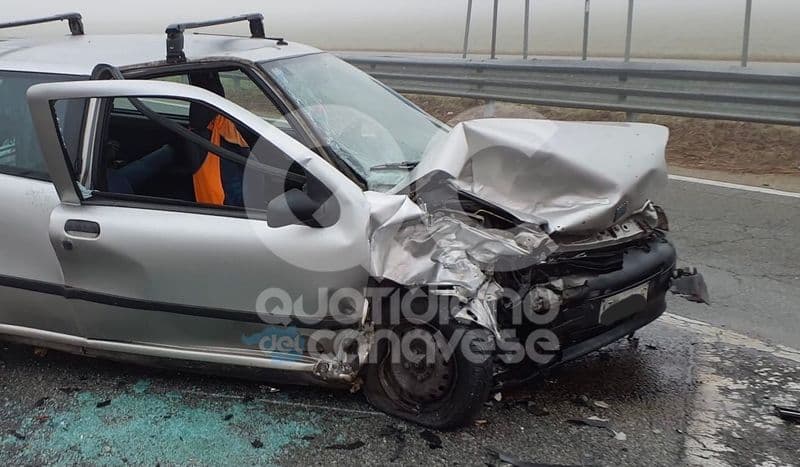CHIVASSO - Violento scontro tra due vetture all’imbocco dell’autostrada: due feriti - FOTO