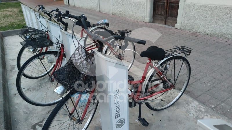 RIVAROLO CANAVESE - Bike sharing flop: bici inutilizzabili davanti alla stazione - FOTO