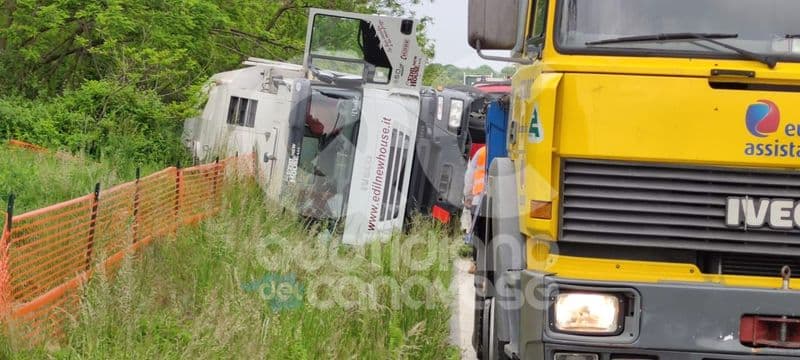 MONTALENGHE - Camion ribaltato alle porte del paese, due feriti: caos sulla provinciale - FOTO