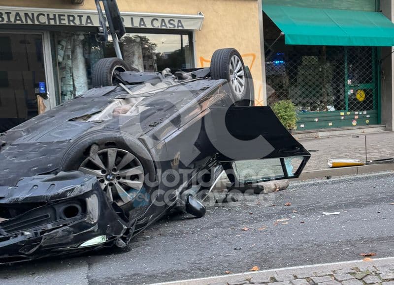 RIVAROLO CANAVESE - Schianto in corso Indipendenza: auto ribaltata e due feriti portati in ospedale - FOTO