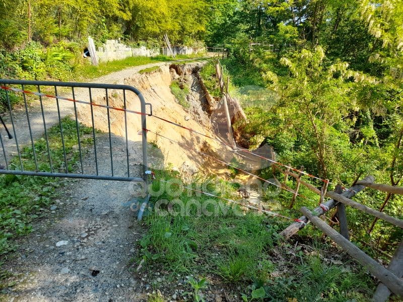 CASTELLAMONTE - Frana a case Benasso: «La strada alternativa sta per crollare, rischiamo di rimanere isolati» - FOTO