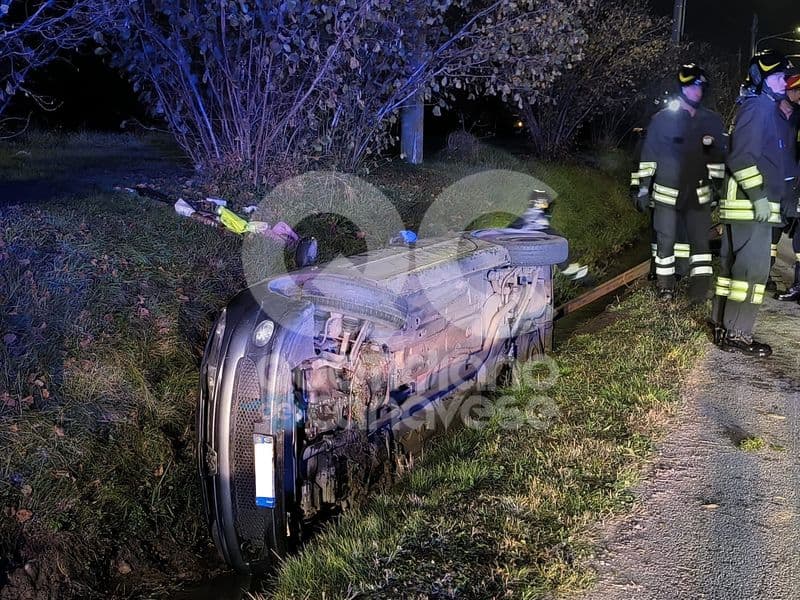 RIVAROLO CANAVESE - Incidente in frazione Paglie: esce di strada con l'auto e finisce nella roggia - FOTO e VIDEO
