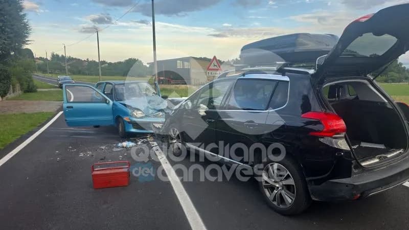 AGLIE' - Scontro frontale tra due auto con a bordo dei bambini: due feriti - FOTO