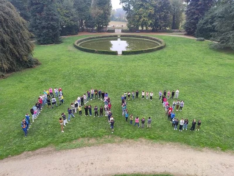 AGLIE'-CASTELLAMONTE - Camminate, flash-mob e barchette arcobaleno: bambini e insegnanti insieme per la pace - FOTO
