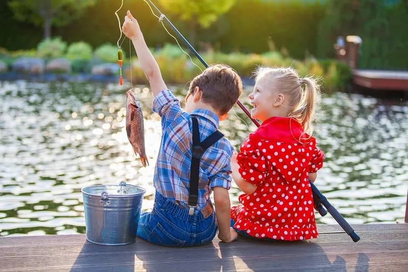 AGLIE' - Piccoli pescatori in azione al lago della Gerbola