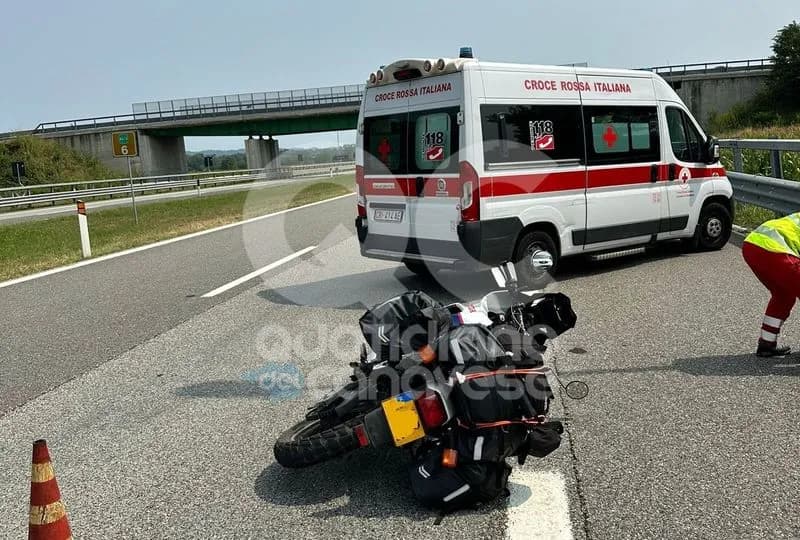 ALBIANO D'IVREA - Incidente sulla bretella Ivrea-Santhià: motociclista in ospedale - FOTO