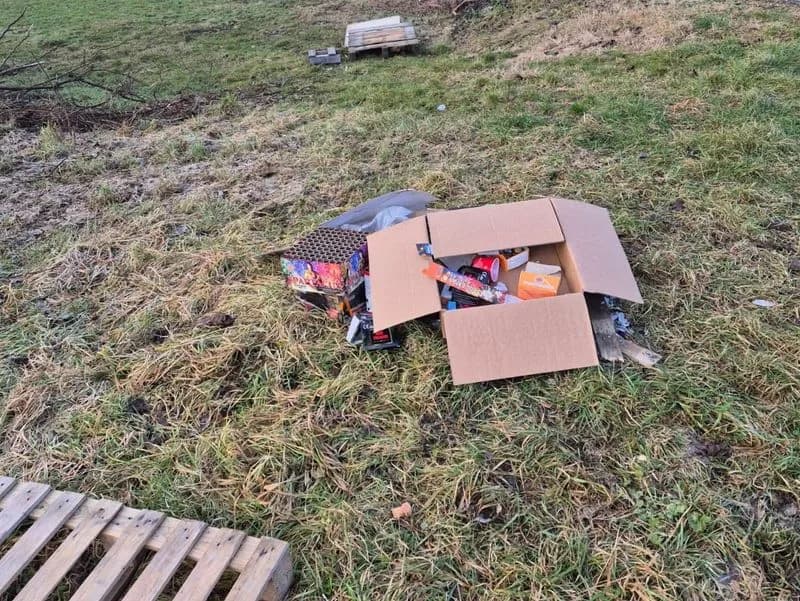 BAIRO - Abbandonano in un terreno rifiuti e petardi di Capodanno: rimproverati dal sindaco, tornano e ripuliscono tutto