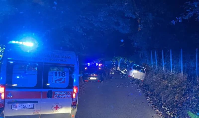 BAIRO - Fuori strada con l'auto in via Zinzolano, intervento dei vigili del fuoco e dei carabinieri