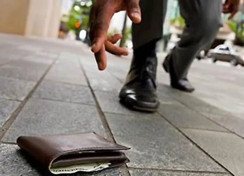 BAIRO - Trova un portafoglio a terra e lo consegna ad un negoziante: restituito al legittimo proprietario