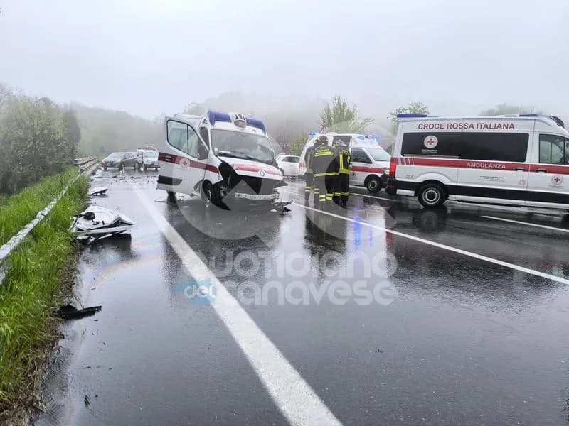 BALDISSERO CANAVESE - Auto contro ambulanza sulla pedemontana, tre feriti - FOTO e VIDEO