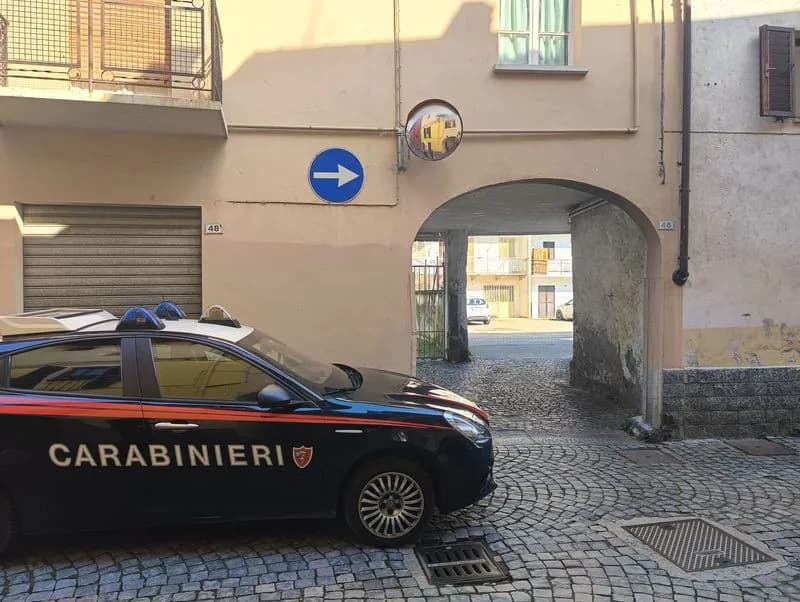 BANCHETTE - Accoltellato un arancere del carnevale di Ivrea: i carabinieri hanno fermato un ragazzo per tentato omicidio