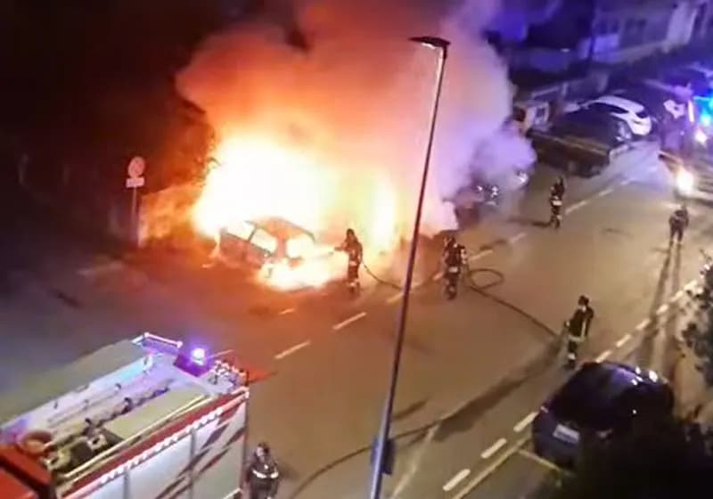 BANCHETTE - Incendio all'alba devasta due auto parcheggiate vicino all'hotel Ritz - FOTO