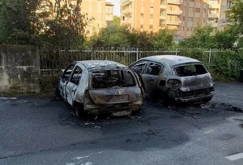 BANCHETTE - Incendio auto in sosta, preso il piromane: è un 33enne già noto alle forze dell'ordine