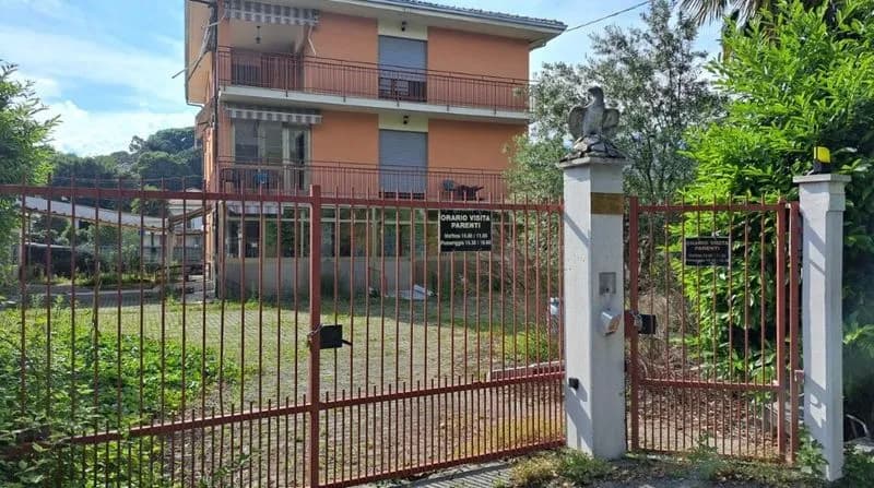 BANCHETTE - Occupazione abusiva dell'ex casa di riposo, il sindaco tranquillizza i cittadini
