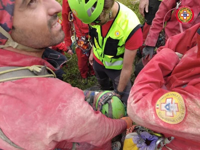 BARBANIA - Estratto vivo dalla grotta lo speleologo Marco Massola: impresa del soccorso alpino - FOTO