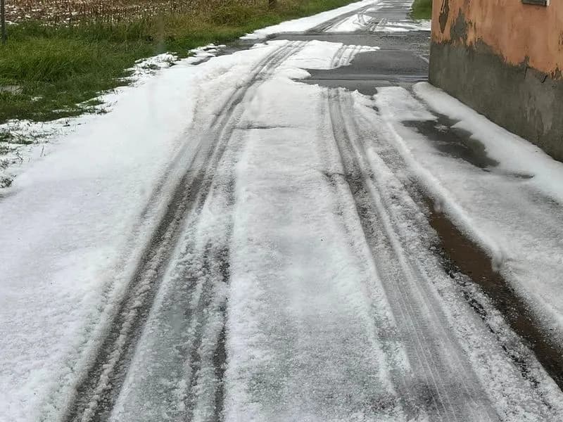 BOLLENGO - Grandine come neve, case allagate, strade di collina disastrate - FOTO