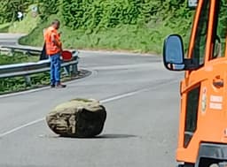 BOLLENGO - Un grosso masso precipita dalla collina: attimi di paura sulla statale 338