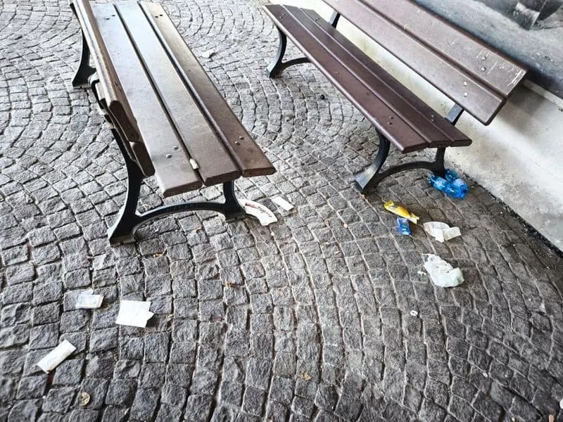 BOLLENGO - Bottiglie, fazzoletti, cartacce e altri rifiuti gettati a terra: piazza Falcone Borsellino ridotta a immondezzaio - FOTO