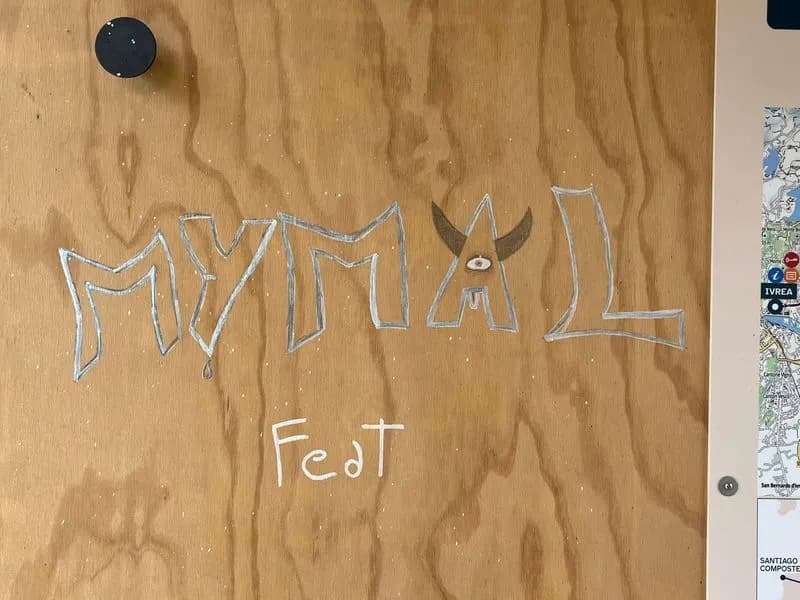 BOLLENGO - Imbrattate le pareti della cabina di sosta della via Francigena: caccia ai vandali - FOTO