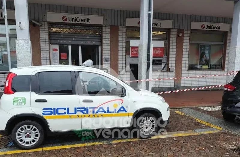 BORGARO - Esplosione nella notte, devastato il bancomat dell'Unicredit: banditi in fuga con i contanti