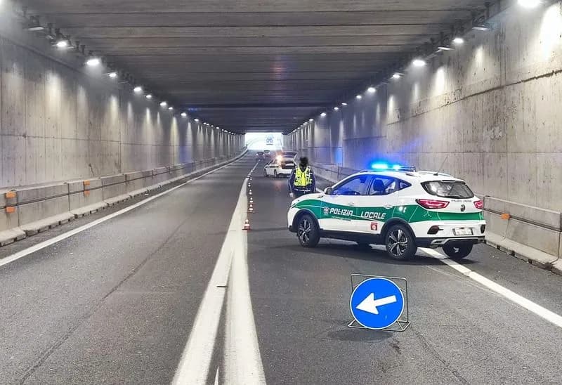 BORGARO - Furgone perde il carico nel sottopasso della provinciale