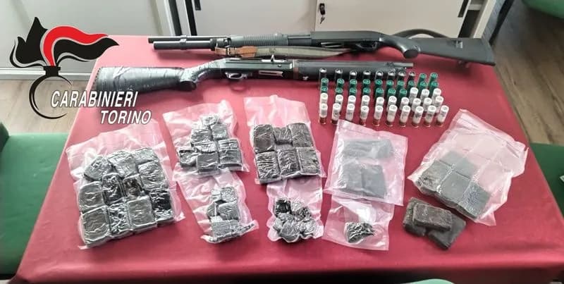 BORGARO - Occupano abusivamente la cantina a una pensionata finita in Rsa e la usano come deposito di armi e droga