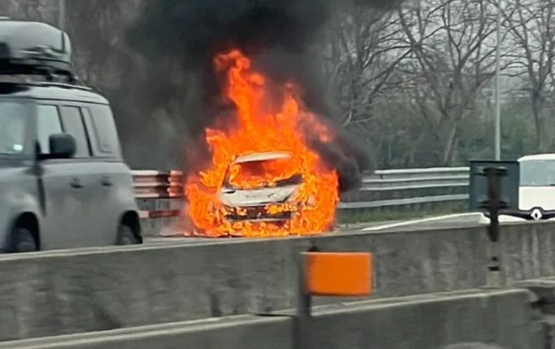 BORGARO - Auto prende fuoco durante la marcia sulla tangenziale nord di Torino