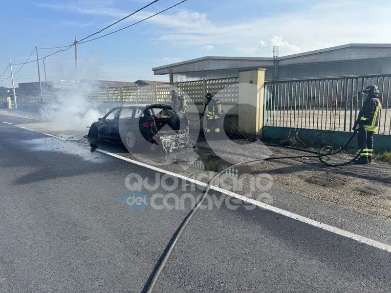 BORGARO-MAPPANO - Auto prende fuoco durante la marcia: conducente in salvo - FOTO