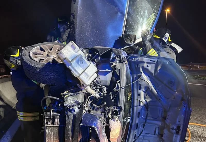 TANGENZIALE TORINO - Schianto allo svincolo per Caselle, auto ribaltata tra le corsie di marcia - FOTO