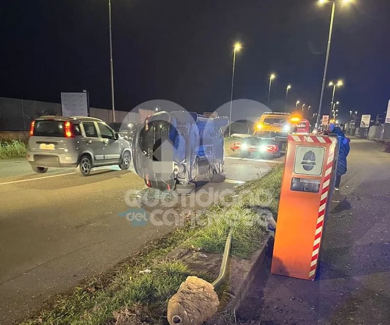 BORGARO - Si ribalta con l'auto vicino a un velox, automobilista di Favria trasportata in ospedale - FOTO