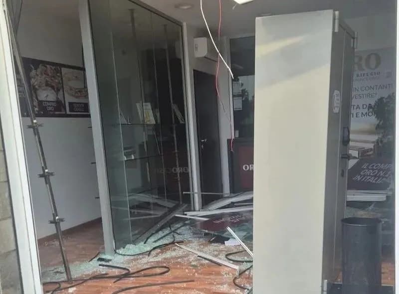 BORGARO - Auto usata come ariete abbatte la vetrina del compro oro